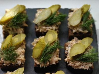 Kanapės su šprotų ir jalapeño pipirais pagrindine nuotrauka