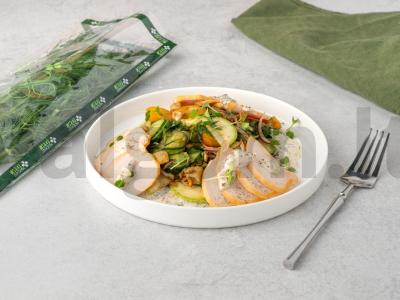 Žalias salotas su vištiena ir tartaro padažu pagrindine nuotrauka