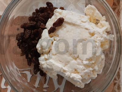 Sūrio blynai su ruduojo cukraus ir razinomis Žingsnis 2