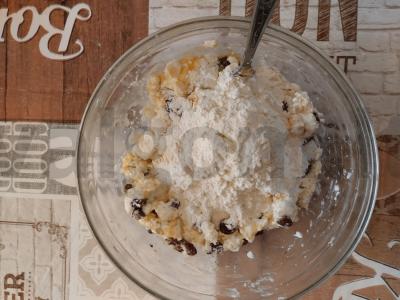 Sūrio blynai su ruduojo cukraus ir razinomis Žingsnis 3