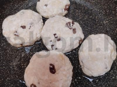 Sūrio blynai su ruduojo cukraus ir razinomis Žingsnis 4