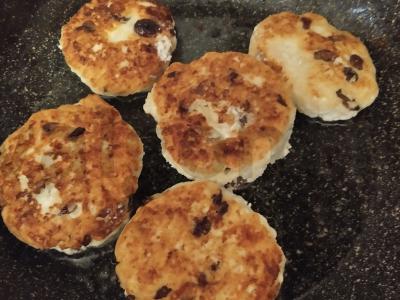 Sūrio blynai su ruduojo cukraus ir razinomis Žingsnis 5