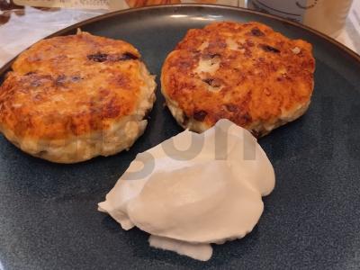 Sūrio blynai su ruduojo cukraus ir razinomis pagrindine nuotrauka