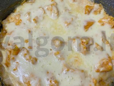 Kepta moliūgų su česnaku ir sūriu grietinėje pagrindine nuotrauka