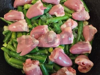 Vištienos širdelės su žirneliais ir makaronų garnyru Žingsnis 4