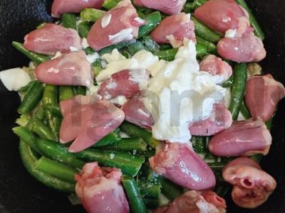 Vištienos širdelės su žirneliais ir makaronų garnyru Žingsnis 6