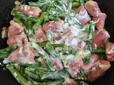 Vištienos širdelės su žirneliais ir makaronų garnyru Žingsnis 7