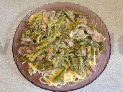 Vištienos širdelės su žirneliais ir makaronų garnyru pagrindine nuotrauka