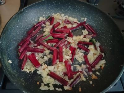 Salotos iš burokėlių lapų su grietinės padažu Žingsnis 4