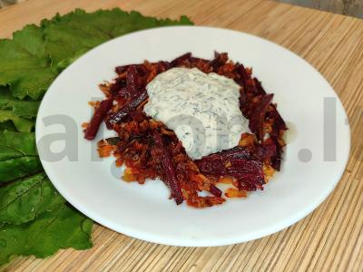 Salotos iš burokėlių lapų su grietinės padažu pagrindine nuotrauka