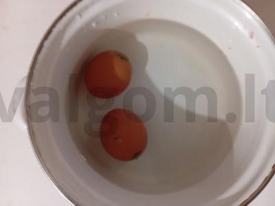 Salotas su vyšniniais pomidorais ir krabų lazdelėmis Žingsnis 1