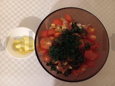 Salotas su vyšniniais pomidorais ir krabų lazdelėmis Žingsnis 7