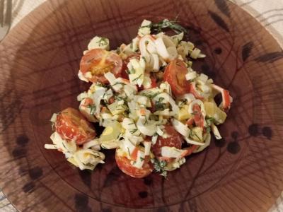 Salotas su vyšniniais pomidorais ir krabų lazdelėmis pagrindine nuotrauka