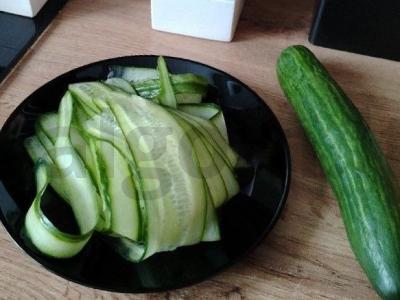 Agurkų ritinėliai su krabų mėsa Žingsnis 1