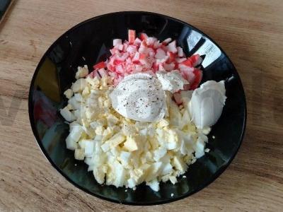 Agurkų ritinėliai su krabų mėsa Žingsnis 4