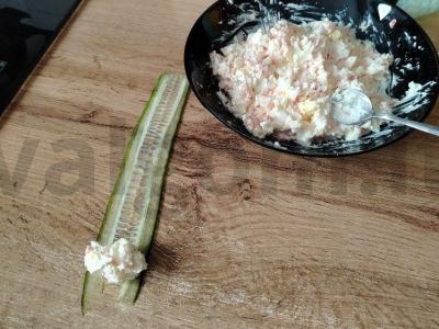 Agurkų ritinėliai su krabų mėsa Žingsnis 5