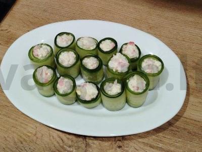 Agurkų ritinėliai su krabų mėsa pagrindine nuotrauka