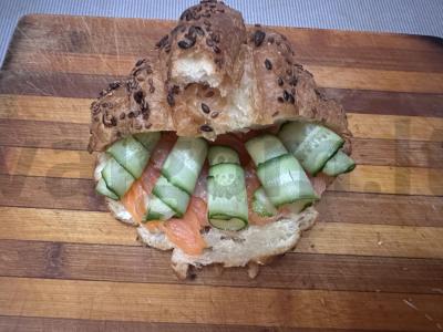 Kruasanas su upėtakiu ir šviežiu agurku Žingsnis 4