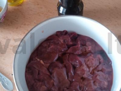 Salotas su vištienos kepenėlėmis, obuoliais ir vynuogėmis Žingsnis 2