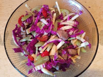 Salotas su vištienos kepenėlėmis, obuoliais ir vynuogėmis pagrindine nuotrauka