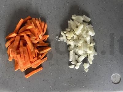 Bulguras su vištienos krūtinėle keptuvėje Žingsnis 1