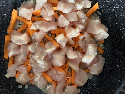 Bulguras su vištienos krūtinėle keptuvėje Žingsnis 2