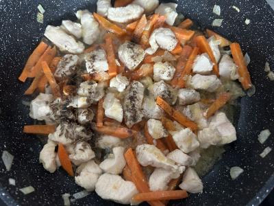 Bulguras su vištienos krūtinėle keptuvėje Žingsnis 3