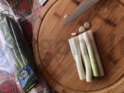 Lengvas vinigretas su raugintais kopūstais ir žaliu svogūnu Žingsnis 4