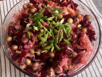 Lengvas vinigretas su raugintais kopūstais ir žaliu svogūnu pagrindine nuotrauka