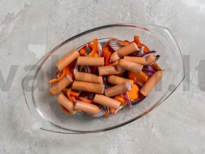 Kepti dešrelės su daržovėmis ir baltaisiais pupelėmis Žingsnis 2