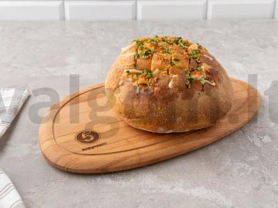 Duonos užkandis su sūriu ir česnaku pagrindine nuotrauka