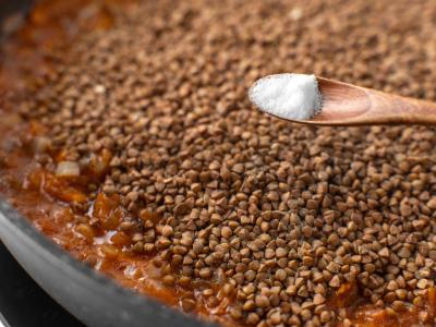 Grikių košė su jautienos troškiniu ir svogūnais Žingsnis 5