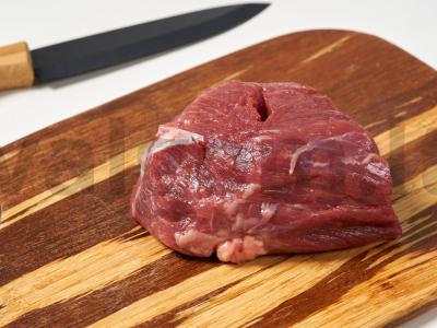 Sultinga jautiena su česnaku ir džiovintais slyvomis Žingsnis 2