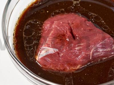 Sultinga jautiena su česnaku ir džiovintais slyvomis Žingsnis 3