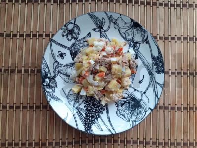 Salotas „Sodų motyvas“ su skumbre pagrindine nuotrauka