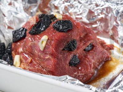 Sultinga jautiena su česnaku ir džiovintais slyvomis Žingsnis 7