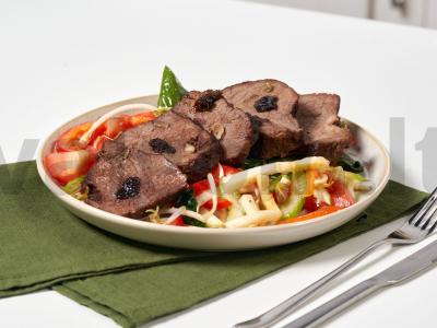 Sultinga jautiena su česnaku ir džiovintais slyvomis pagrindine nuotrauka