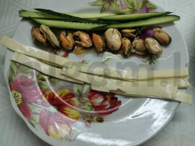 Rulonai su midijomis, agurku ir lydytu sūriu Žingsnis 5