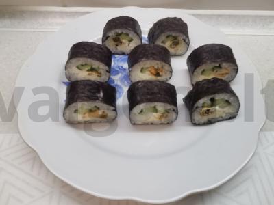 Rulonai su midijomis, agurku ir lydytu sūriu Žingsnis 9
