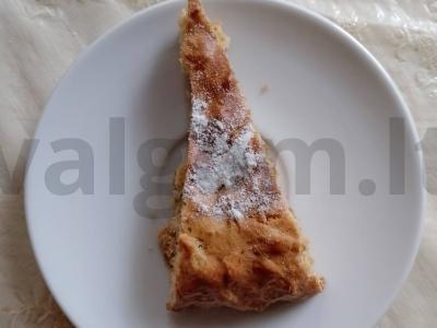 Abrikosų džemo pyragas su razinomis ir datulėmis pagrindine nuotrauka