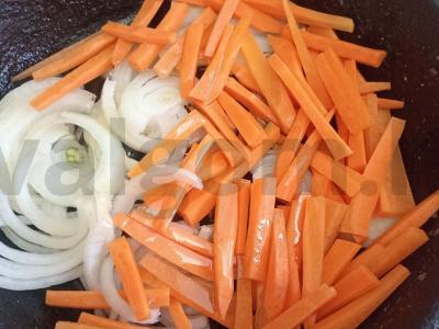 Bulguro plovas su kalakutiena, kalendra ir granato sėklomis Žingsnis 1