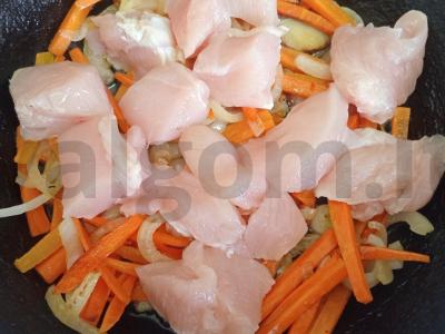 Bulguro plovas su kalakutiena, kalendra ir granato sėklomis Žingsnis 2