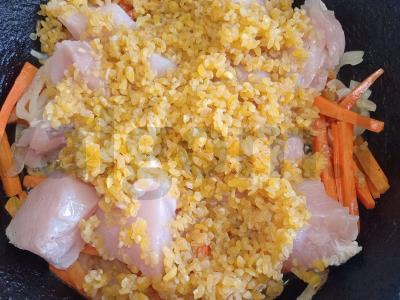 Bulguro plovas su kalakutiena, kalendra ir granato sėklomis Žingsnis 3