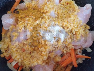 Bulguro plovas su kalakutiena, kalendra ir granato sėklomis Žingsnis 5