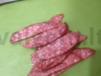 Kreminiai pyragėliai su dešrelių rože Žingsnis 3