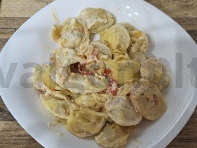 Koldūnai su raudonąja žuvimi ir sūriu pagrindine nuotrauka