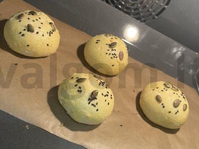 Varškės bandelės su moliūgo sėklomis ir sezamu Žingsnis 7