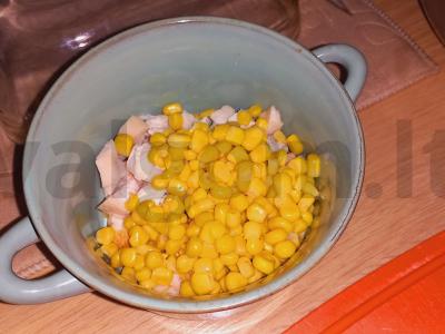 Salotos su rūkytomis vištienos krūtinėlėmis ir kukurūzais Žingsnis 2