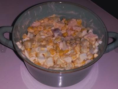 Salotos su rūkytomis vištienos krūtinėlėmis ir kukurūzais pagrindine nuotrauka