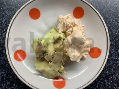 Užkandis ant krekerių su kreminiu sūriu, pomidorais ir kiviais Žingsnis 1